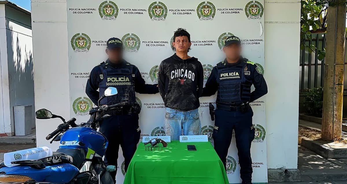 Alias ‘Carlitos’, de 23 años, fue capturado en flagrancia por la Policía Metropolitana de Cartagena, minutos después del ataque en el que perdió la vida Glender Joel Bello, en el barrio Canapote. // FOTO: POLICÍA NACIONAL.