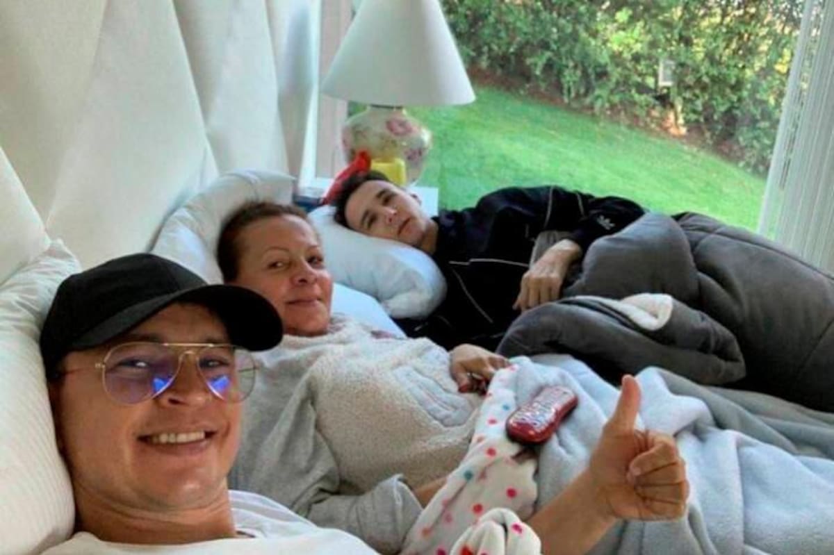 Mauricio Leal junto a su mamá, Marleny Hernández; y su hermano, Yhonier Leal (izquierda).