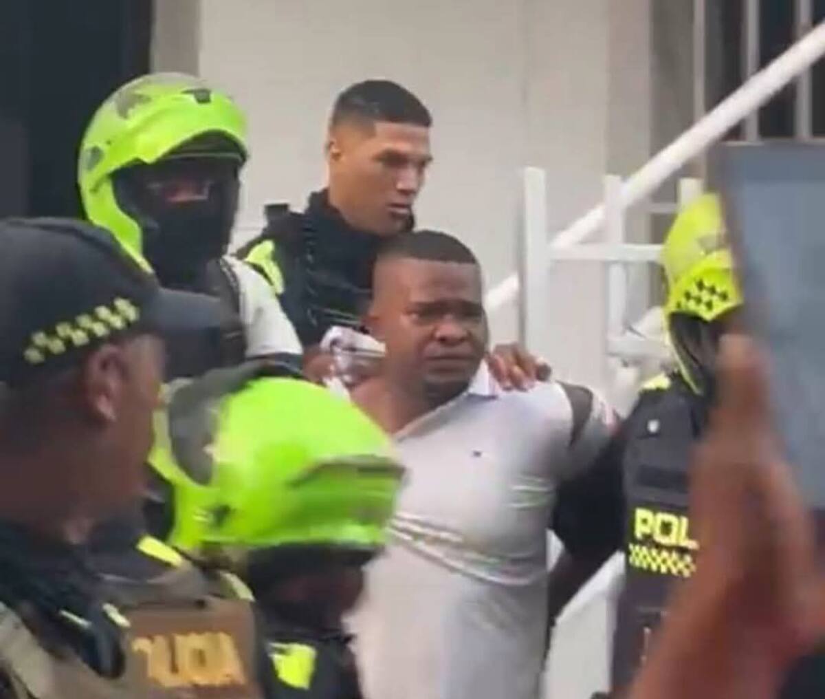 En la tarde de este lunes, un presunto sicario fue capturado por la Policía Nacional tras intentar huir saltando por los techos de varias viviendas en Cartagena.