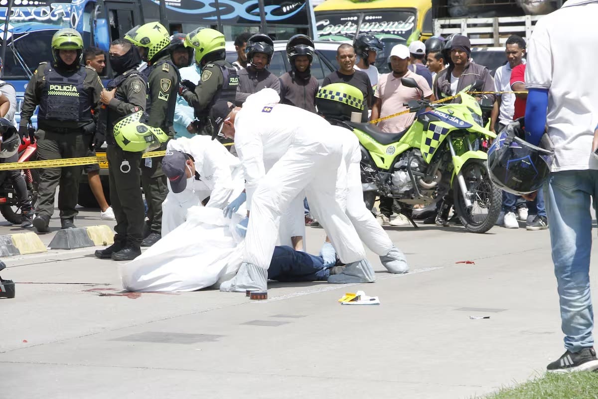 El atentado ocurrió a las 12:30 p. m. del 29 de agosto en el carril de uso exclusivo de Transcaribe, a pocos metros del Centro Histórico. La víctima se desplazaba en una moto, de color rojo y placa VBI-64F. //FOTOS EL UNIVERSAL//