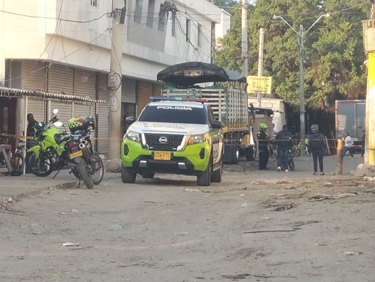En la puerta de su casa, en el Barrio Chino, sector de Los Plátanos, fue asesinado por sicarios en moto un hombre conocido como 'Pitalúa'. //FOTO EL UNIVERSAL.