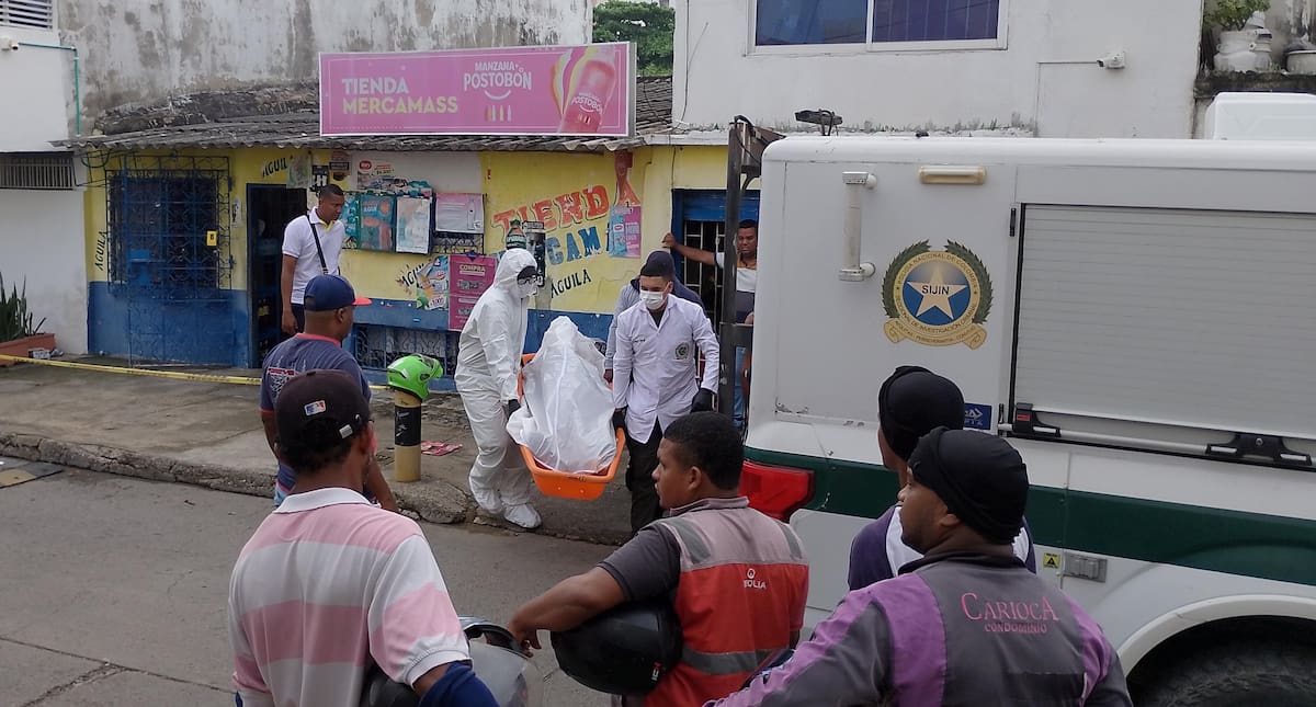 El cuerpo de la víctima ya fue traslado por funcionarios de Criminalística del sitio del hecho a la morgue de Medicina Legal.