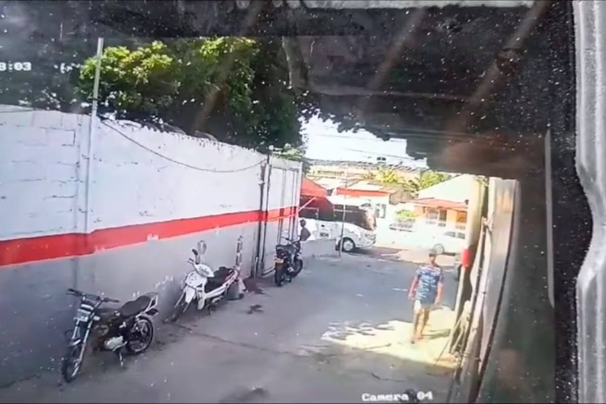 Una cámara de seguridad captó el momento en que un hombre ingresó al lavadero de carros. La Policía utilizó ese video para dar con él.