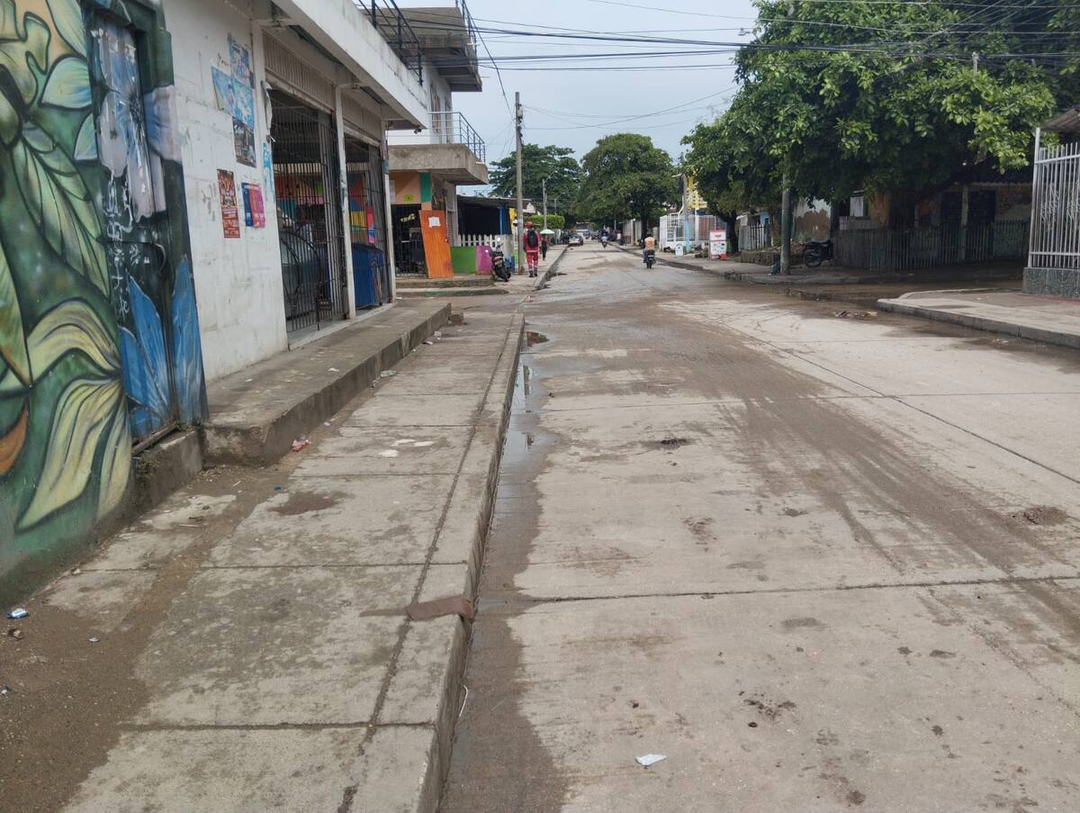 William se encontró con amigos a pocos metros de su vivienda y se sentó con ellos sobre un sardinel que está entre una conocida discoteca del sector y la tienda de esquina. Justo allí lo sorprendieron los dos sicarios en moto.