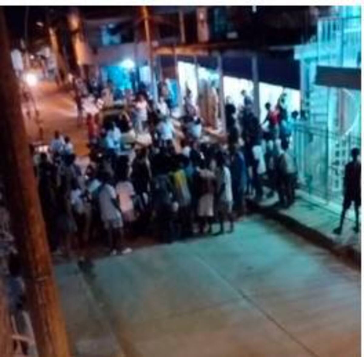Momentos en que auxilian a Frank Lewis Bravo en el barrio La Candelaria.