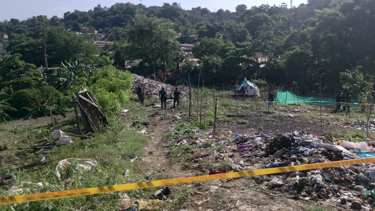 El cuerpo del hombre lo hallaron habitantes del sector 3 de Junio. La Policía llegó al lugar de los hechos y acordonó la zona. //FOTO EL UNIVERSAL.