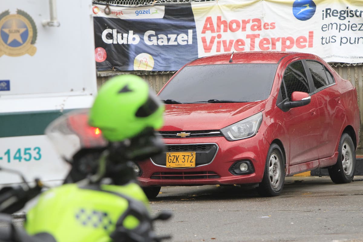 El hombre asesinado quedó dentro de un auto, de color rojo. Aún no ha sido identificado.