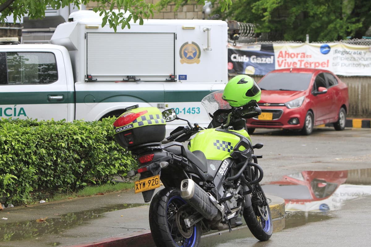 Video: bajo lluvia, sicarios mataron a un hombre dentro de un carro, en Olaya