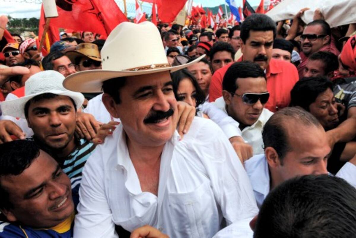 Manuel Zelaya en una protesta contra la decisión de las autoridades de dictar arresto domiciliario de uno de sus colaboradores. AFP ORLANDO SIERRA