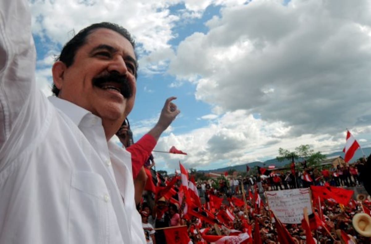 Manuel Zelaya en una protesta contra la decisión de las autoridades de dictar arresto domiciliario de uno de sus colaboradores. AFP ORLANDO SIERRA