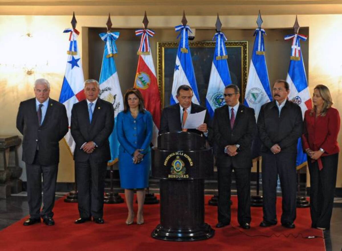 Presidente Porfirio Lobo de Honduras, Ricardo Martinelli de Panamá , Otto Pérez de Guatemala, Laura Chinchilla de Costa Rica, el salvadoreño Mauricio Funes , el presidente nicaragüense Daniel Ortega y el Viceministro de Relaciones Exteriores de República Dominicana, Minou Tavárez Mirabal. AFP ORLANDO SIERRA