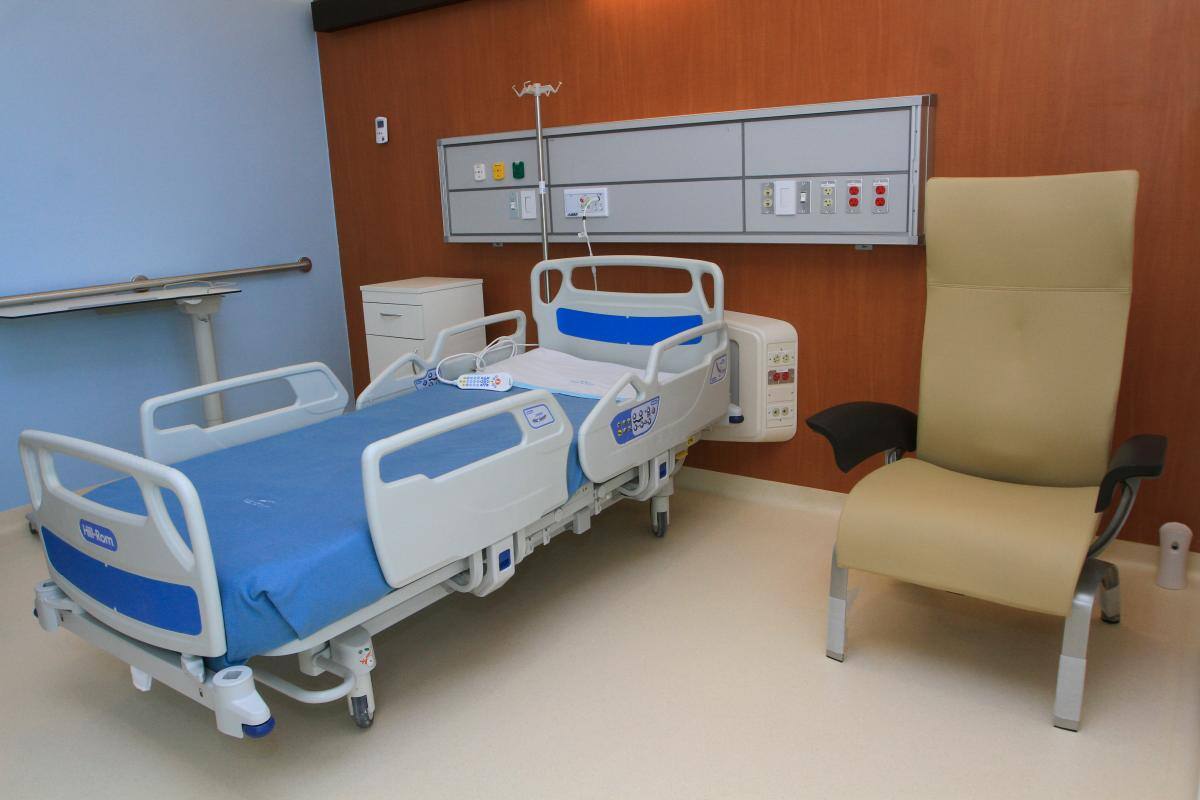 Roberto Esguerra, gerente del proyecto, en una habitación de cuidados intensivos neonatal.
