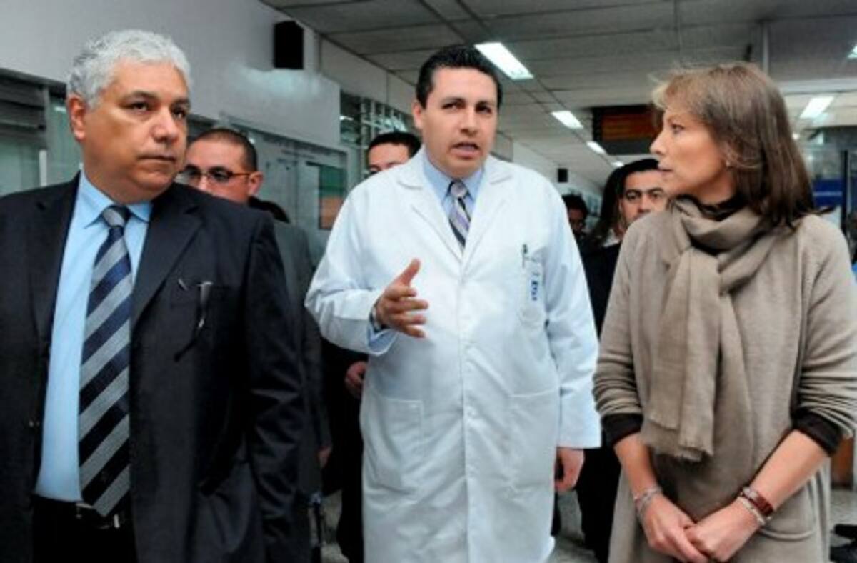 La señora de Santos también habló con los médicos que atienden a la menor .