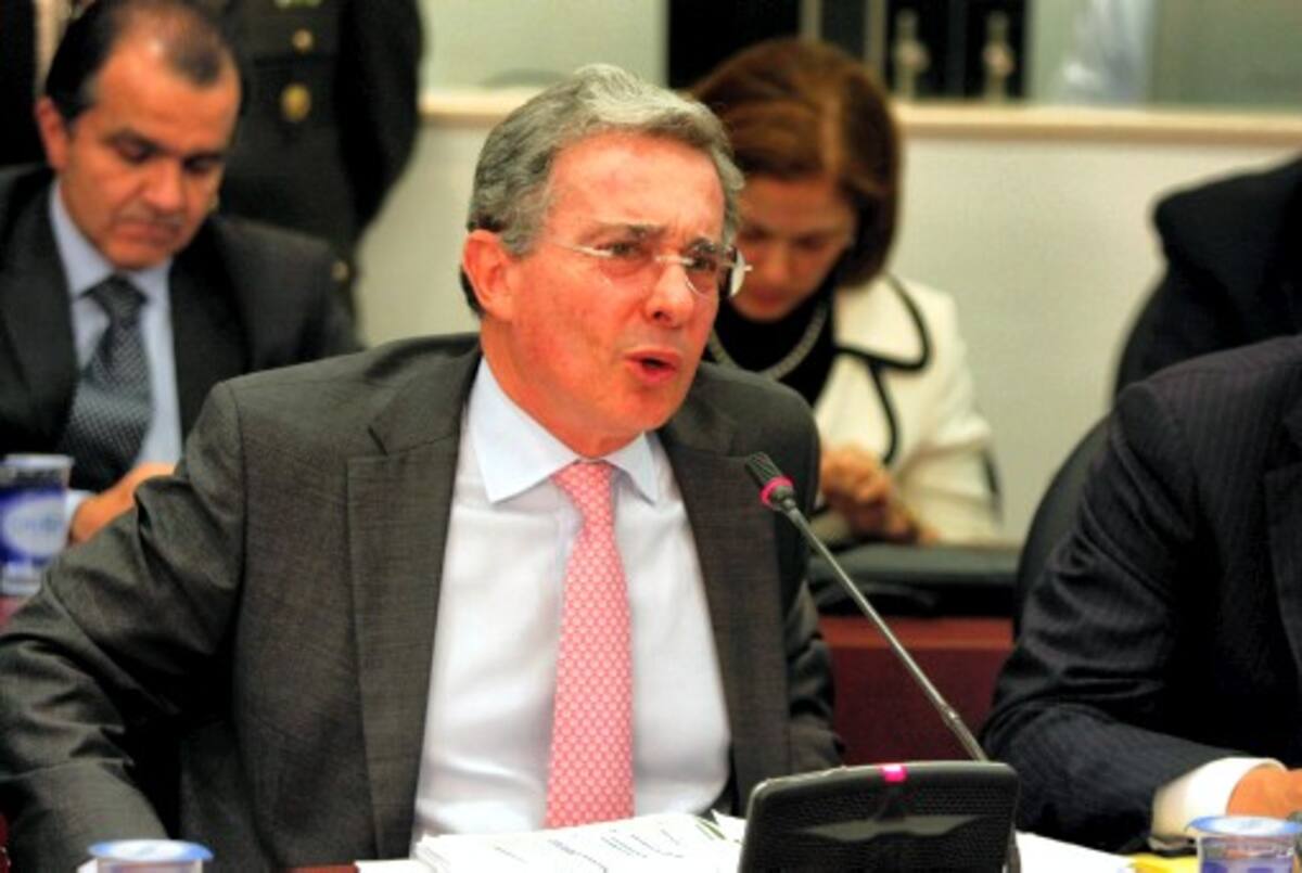 Uribe aclaró que “los autores del artículo han actuado con temeridad y sin ningún tipo de rigor, mediante la colocación de acusaciones difamatorias que ponen en peligro la imagen de Colombia y mi gobierno”. COLPRENSA