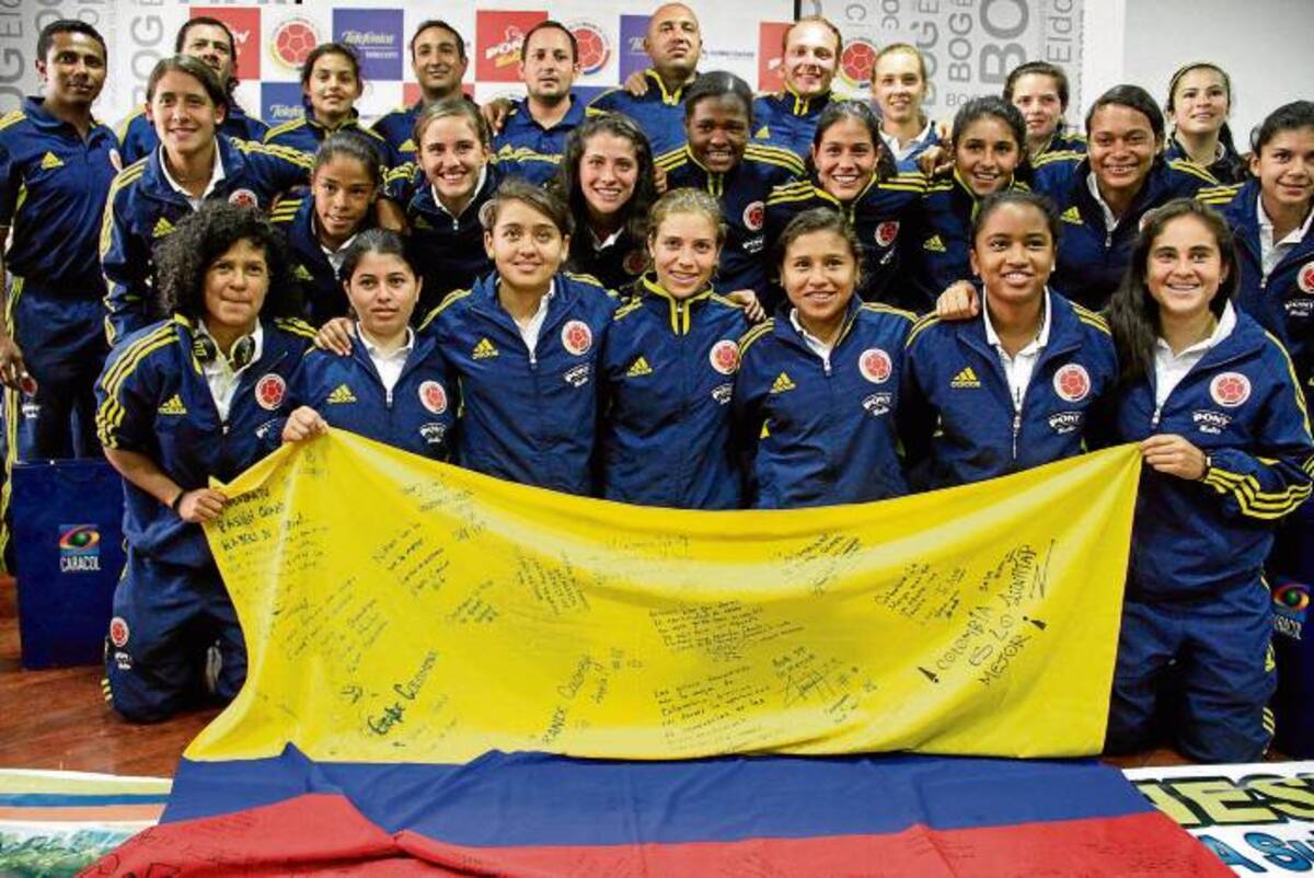 Las integrantes de la Selección Colombia femenina Sub-17 de Fútbol llegó ayer al aeropuerto El Dorado regresaban de conseguir un lugar en el Mundial de la categoría que se cumplirá en Azerbaiyán. FOTOS MAURICIO ALVARADO -COLPRENSA
