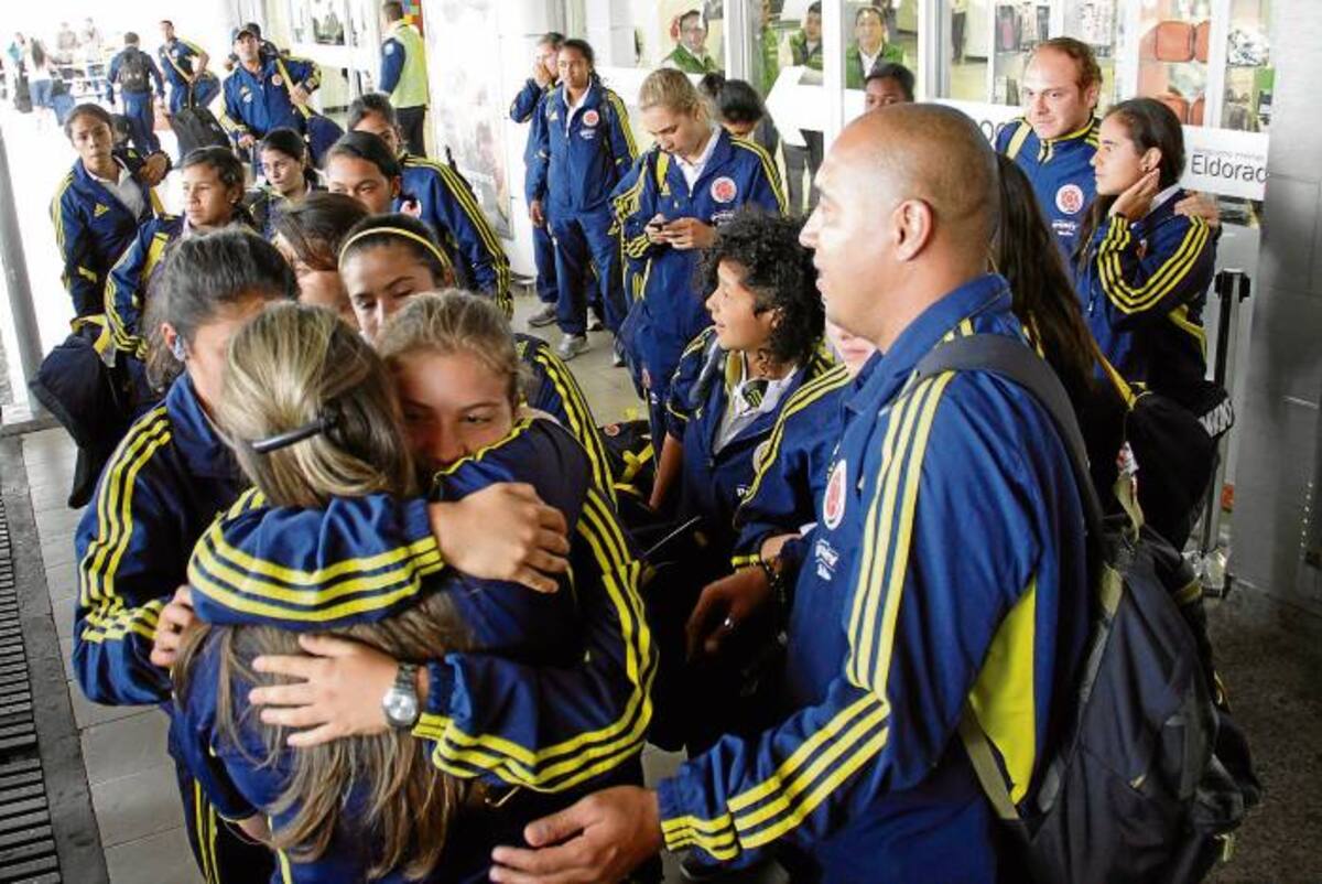La sorpresa y felicidad se reflejaban en los rostros de las 20 jugadoras, lideradas por el técnico Felipe Taborda, que hicieron evidente la emoción que tenían. Las niñas se fueron juntando para saludar con toda efusividad a familiares y amigos que las esperaban.