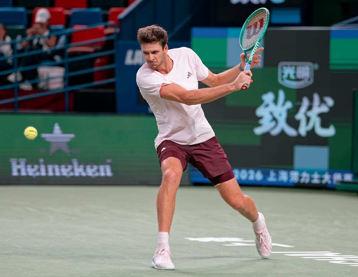 El polaco Hubert Hurkacz en acción durante su partido de individuales masculinos contra el serbio Novak Djokovic en el torneo de tenis Masters de Shanghái, en Shanghái. //Foto, EFE: ALEX PLAVEVSKI