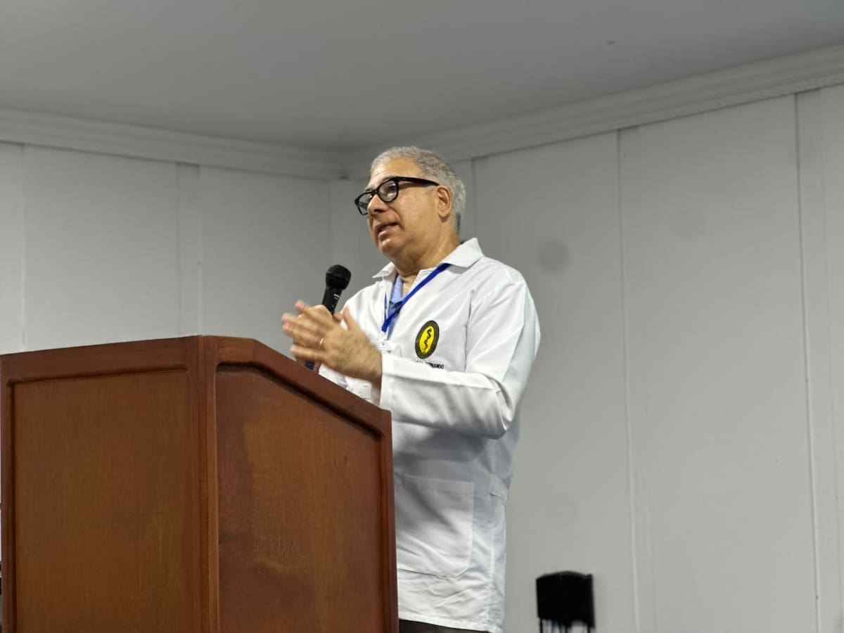 Dr. Fernando de la Vega del Risco, médico infectólogo, docente de la Universidad de Cartagena y líder de Control de Infecciones del HUC.
Claudia Lorena Paz, representante de proyectos para América Latina de Salud sin Daño.