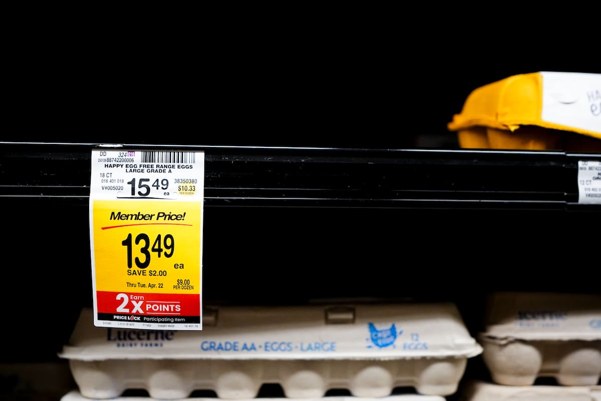 Un anaquel con algunas cajas de huevo en una tienda en Safeway en Seattle. //AP