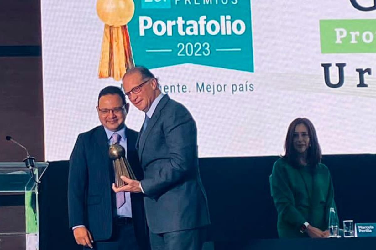 Cartagenero Humberto Rodríguez Covo, galardonado en los Premios Portafolio