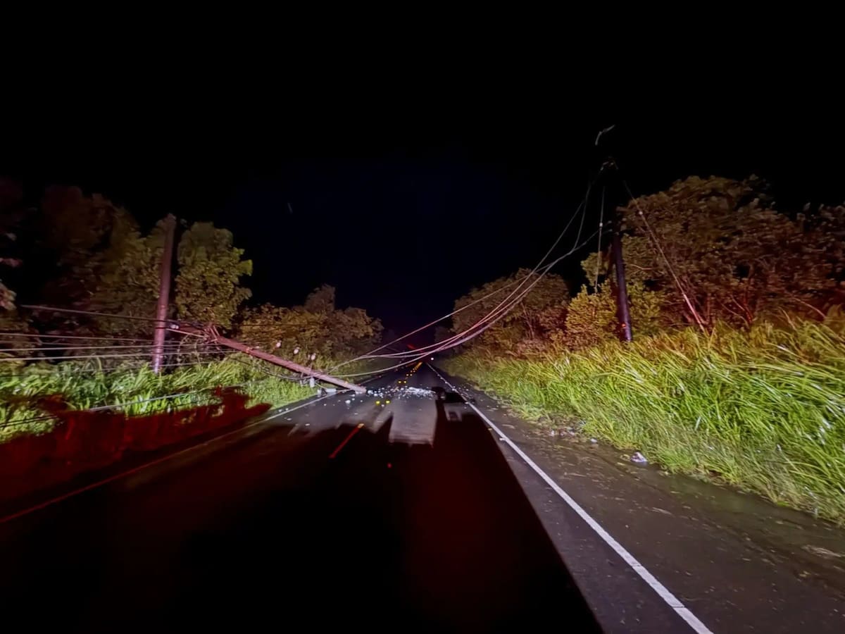 El huracán Lowell, ahora categoría 2, golpea Hawái, decenas de miles permanecen sin electricidad mientras continúa el riesgo de inundaciones y deslizamientos. Foto: X @jpmasespanol