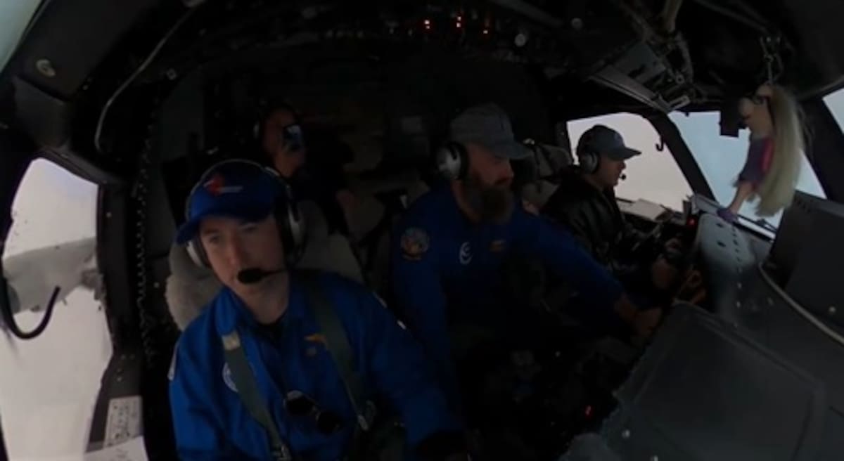 Tripulación a bordo del avión WP-3D Orion “Miss Piggy. // captura de pantalla