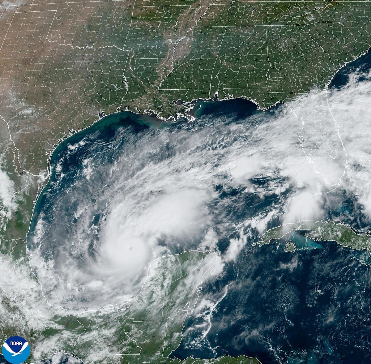 Una imagen satelital cedida por la Administración Nacional Oceánica y Atmosférica (NOAA) muestra el huracán Milton en el Golfo de México. // Foto: EFE.