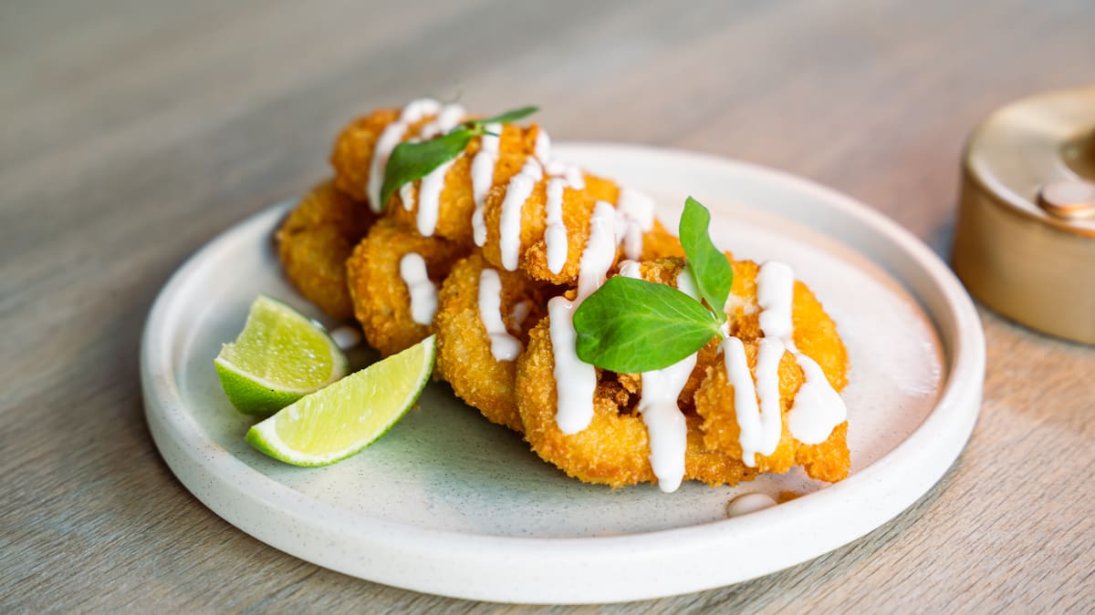 Camaron y calamar crispy: camarones y calamar al panko, mayonesa de ajo y suero de cilantro.