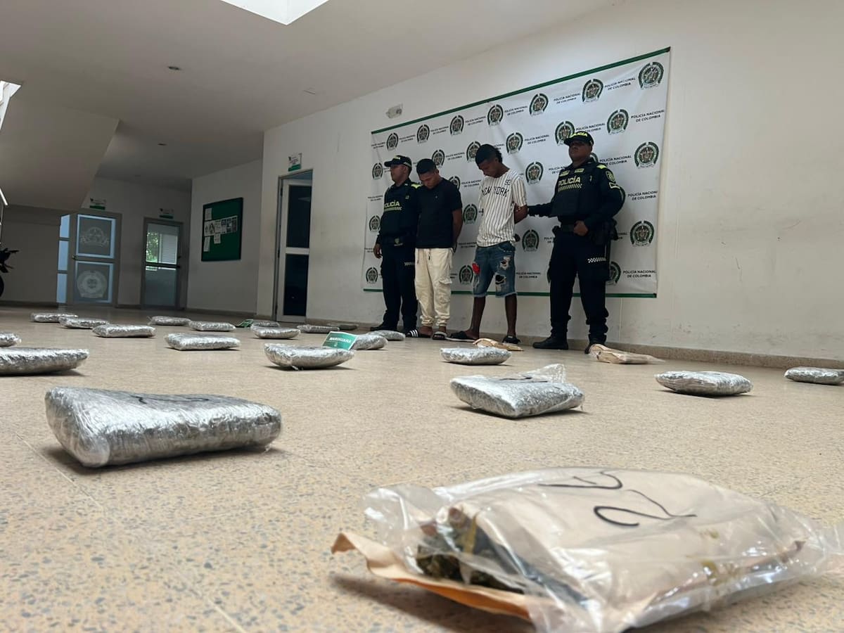 Iban en taxi con 22 kilos de marihuana y los capturo en flagrancia la Policía. // Foto: Policía del Atlántico