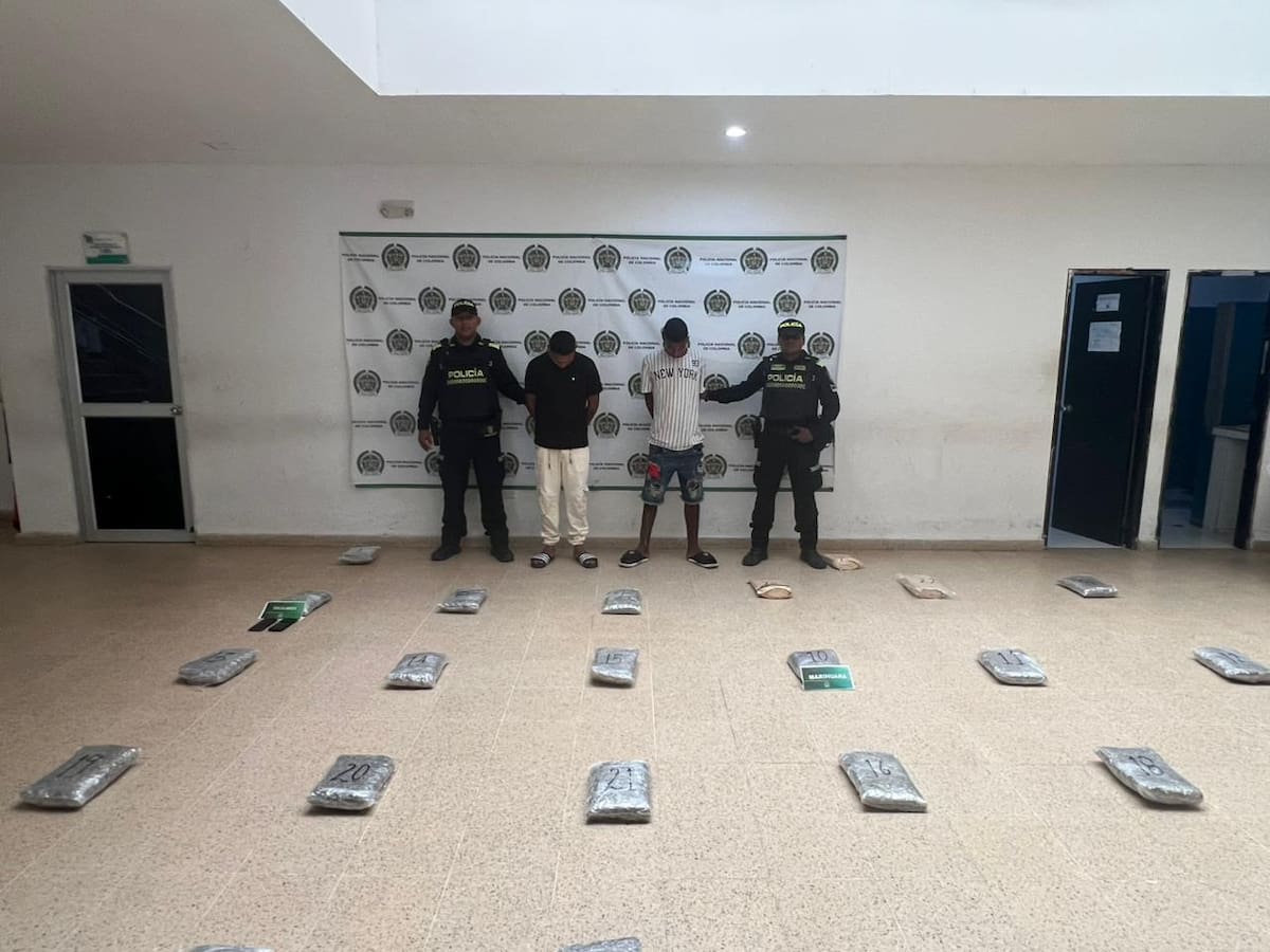 Iban en taxi con 22 kilos de marihuana y los capturo en flagrancia la Policía. // Foto: Policía del Atlántico