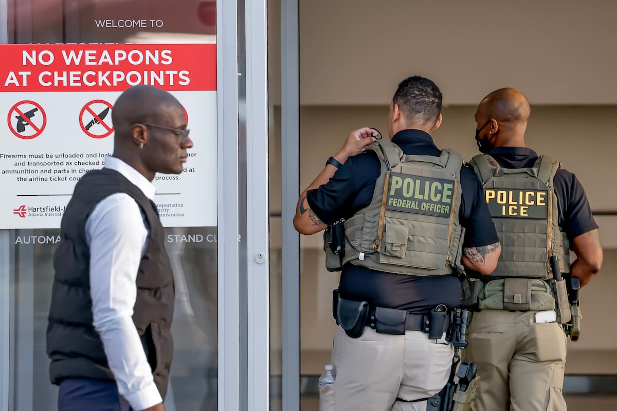 Agentes de ICE son desplegados ante la crisis en aeropuertos de EE. UU.