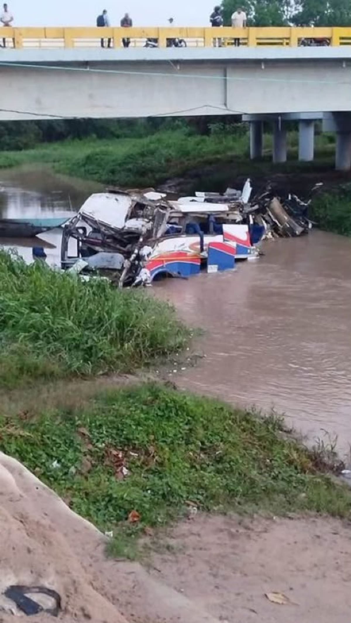 Geovanny Lobo y Harold Santana, corista y guitarrista de la agrupación de Kbeto Zuleta, fallecieron en el accidente de tránsito ocurrido en la vía entre Bosconia, Cesar, y El Difícil, Magdalena. Fotos difundidas en las redes sociales // X.