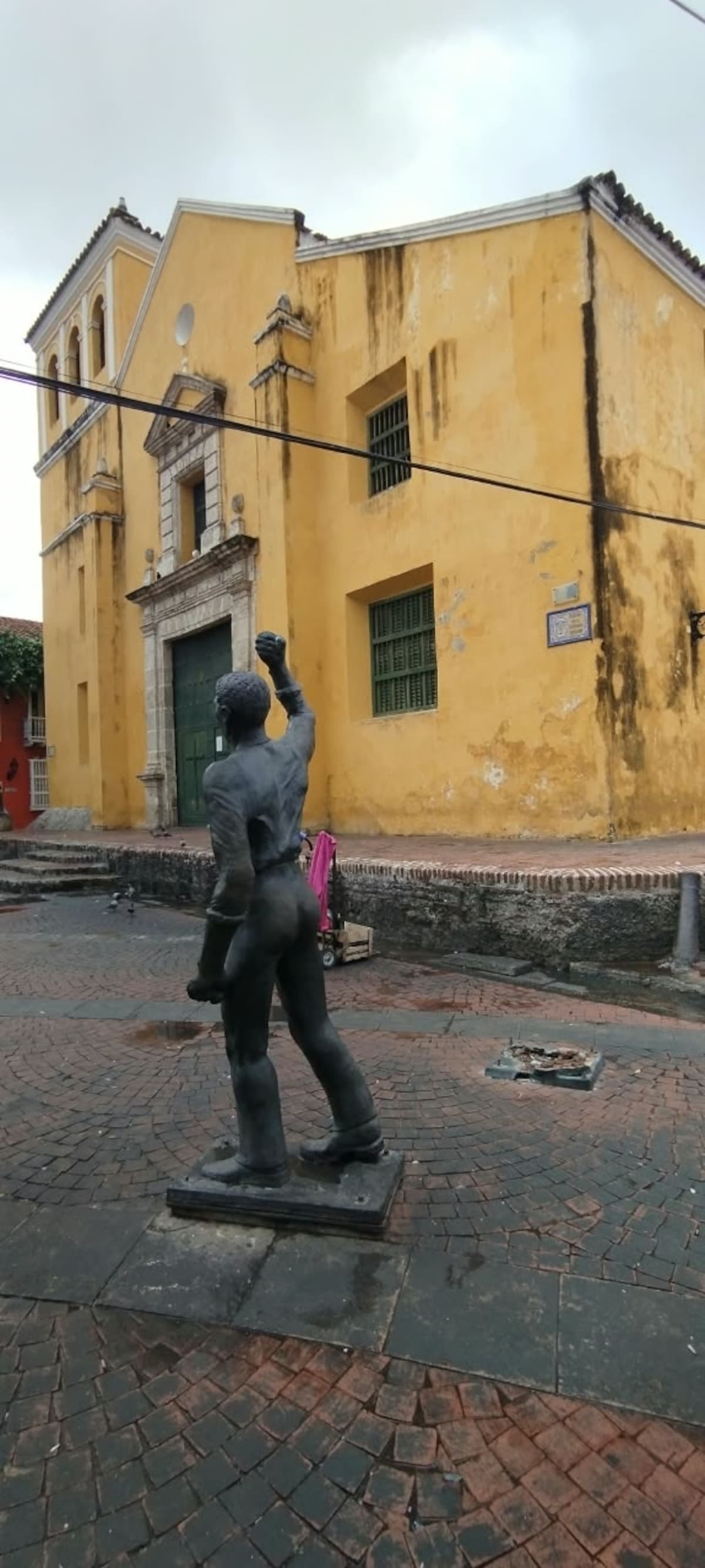 Identifican a turista que tumbó la figura del Cura Umaña en Getsemaní. // Foto: Óscar Díaz - EU