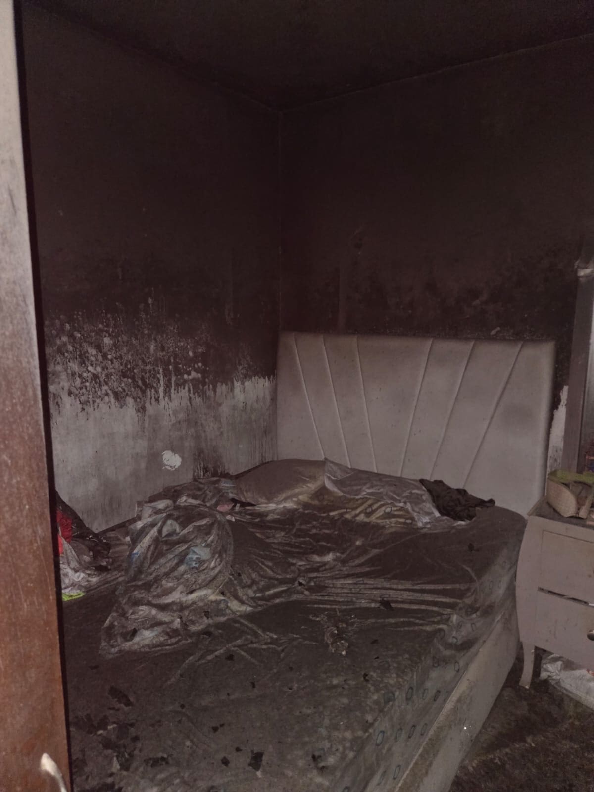 Fuego afectó tres habitaciones y otras cuatro por humo y hollín en Los Corales.