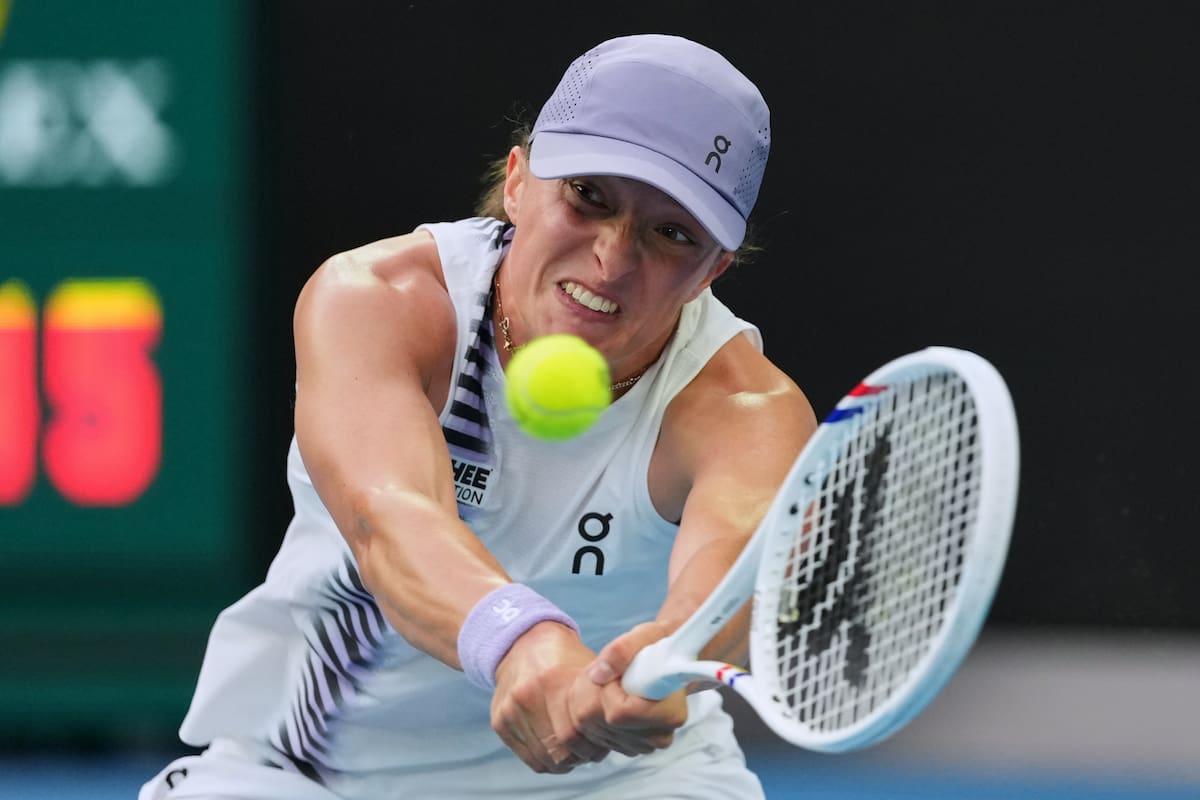 La tenista polaca Iga Swiatek devuelve un revés a la china Yuan Yue durante su partido de primera ronda en el Abierto de Australia. //Foto, AP: Aaron Favila