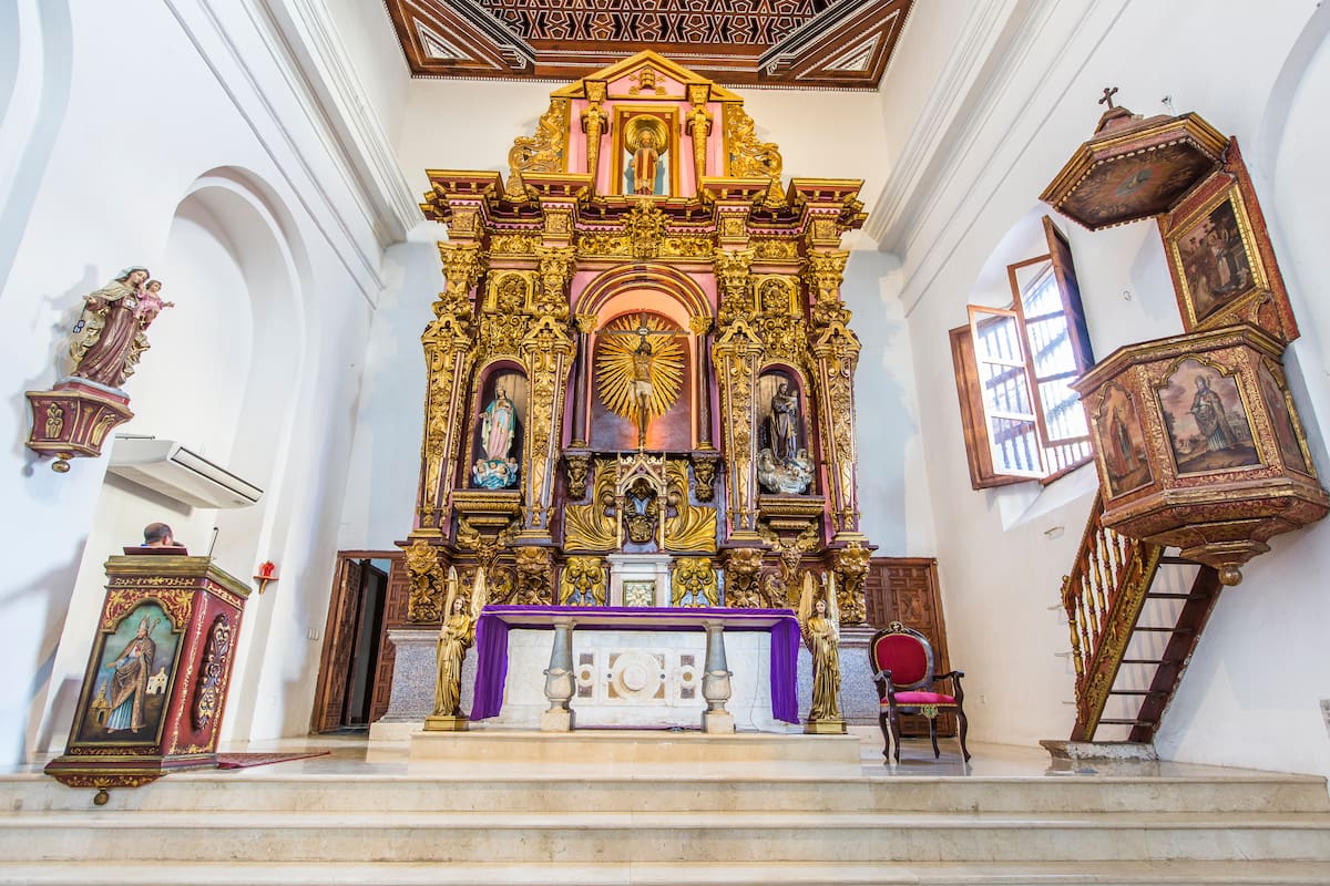 Interior de la iglesia Santo de Toribio.