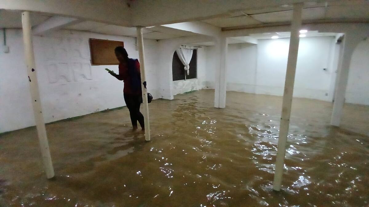 Iglesia en Cartagena queda devastada tras inundación por tubo roto en Henequén. // cortesía