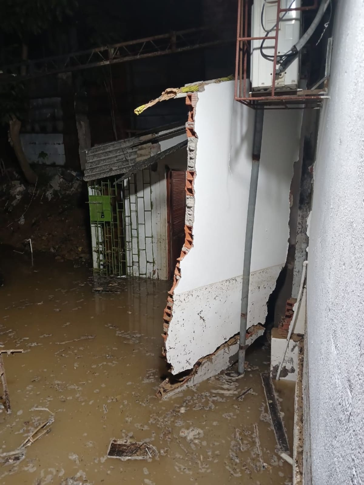 Iglesia en Cartagena queda devastada tras inundación por tubo roto en Henequén. // cortesía