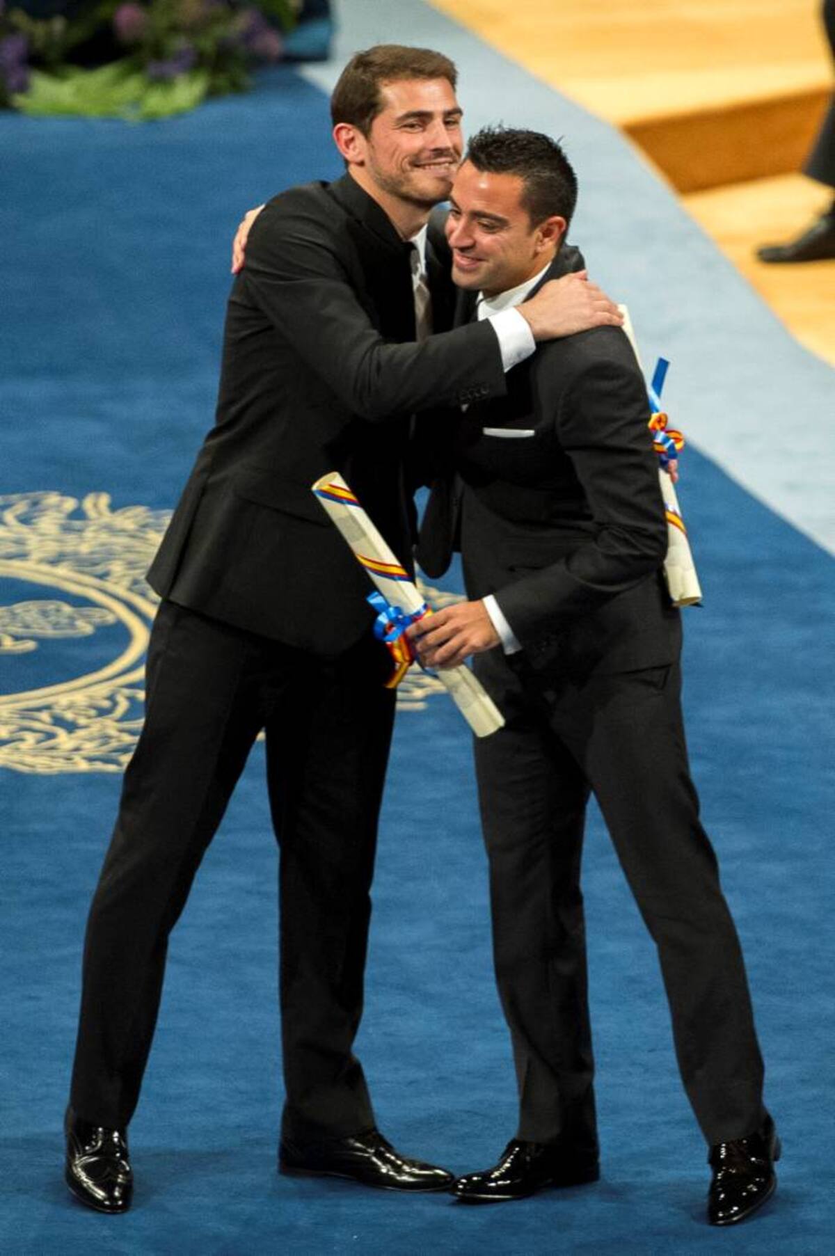 Iker Casillas y Xavi Hernández reciben el premio Príncipe de Asturias por la gran amistad que sostienen a pesar de las rivalidades de sus clubes. AP