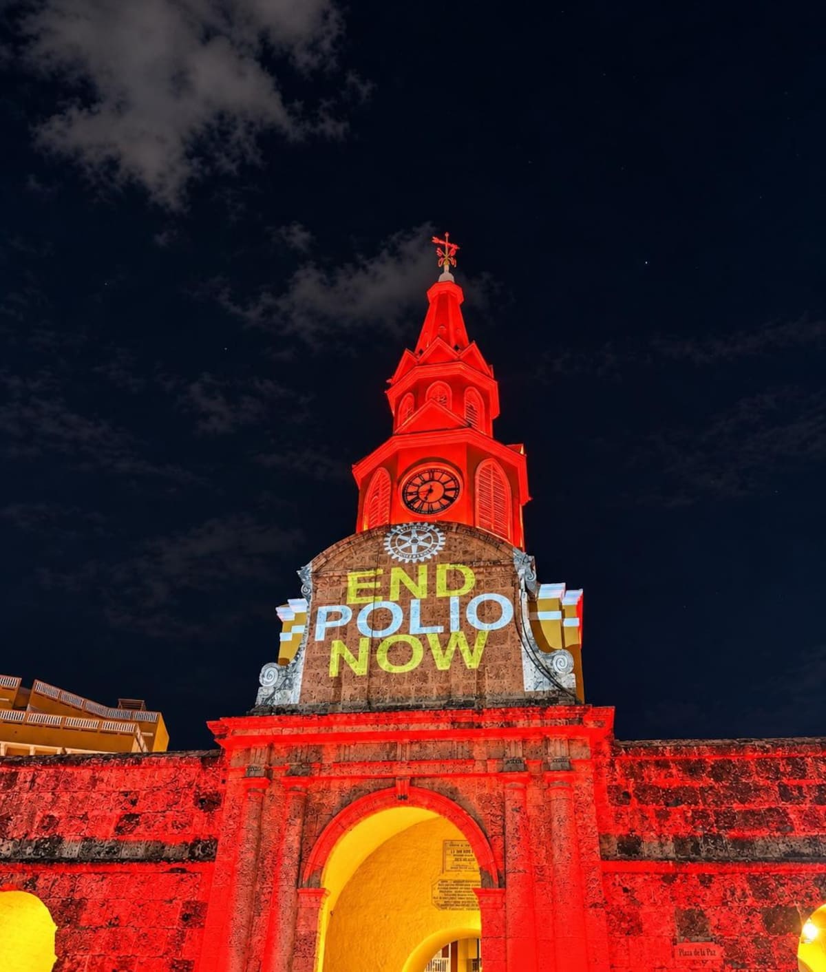 Iluminación de la Torre del Reloj en Cartagena para conmemorar y sensibilizar la lucha contra la polio. // Foto: Cortesía.