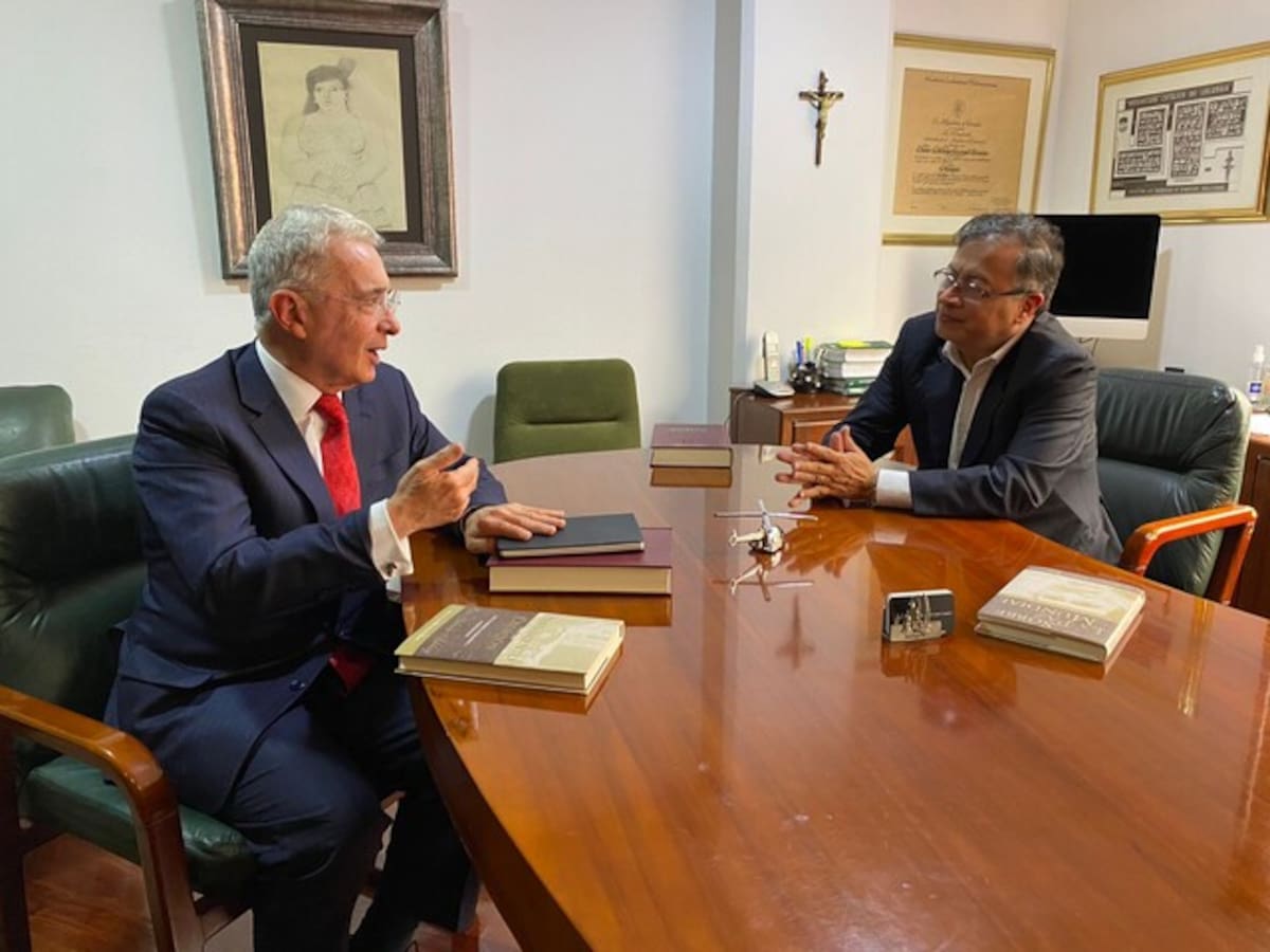 Imagen de archivo de Álvaro Uribe y Gustavo Petro. // Foto: Colprensa
