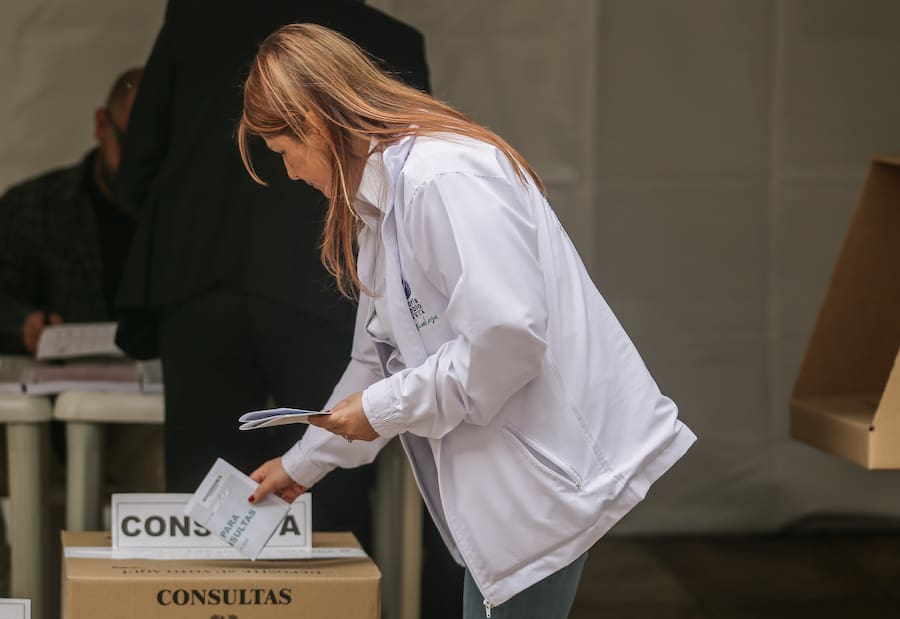 Elecciones y contratos públicos en Colombia estarían bajo control de grupos armados