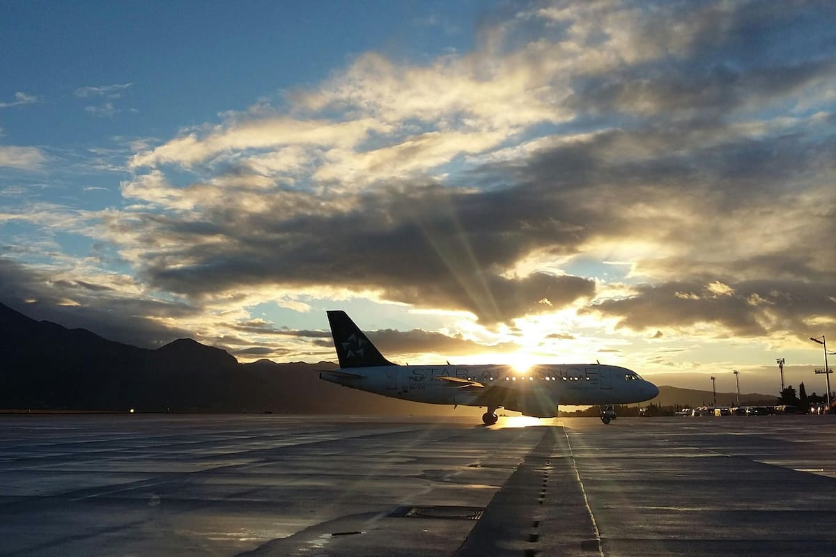 Pareja abandona a su hijo en un aeropuerto por tener el pasaporte vencido