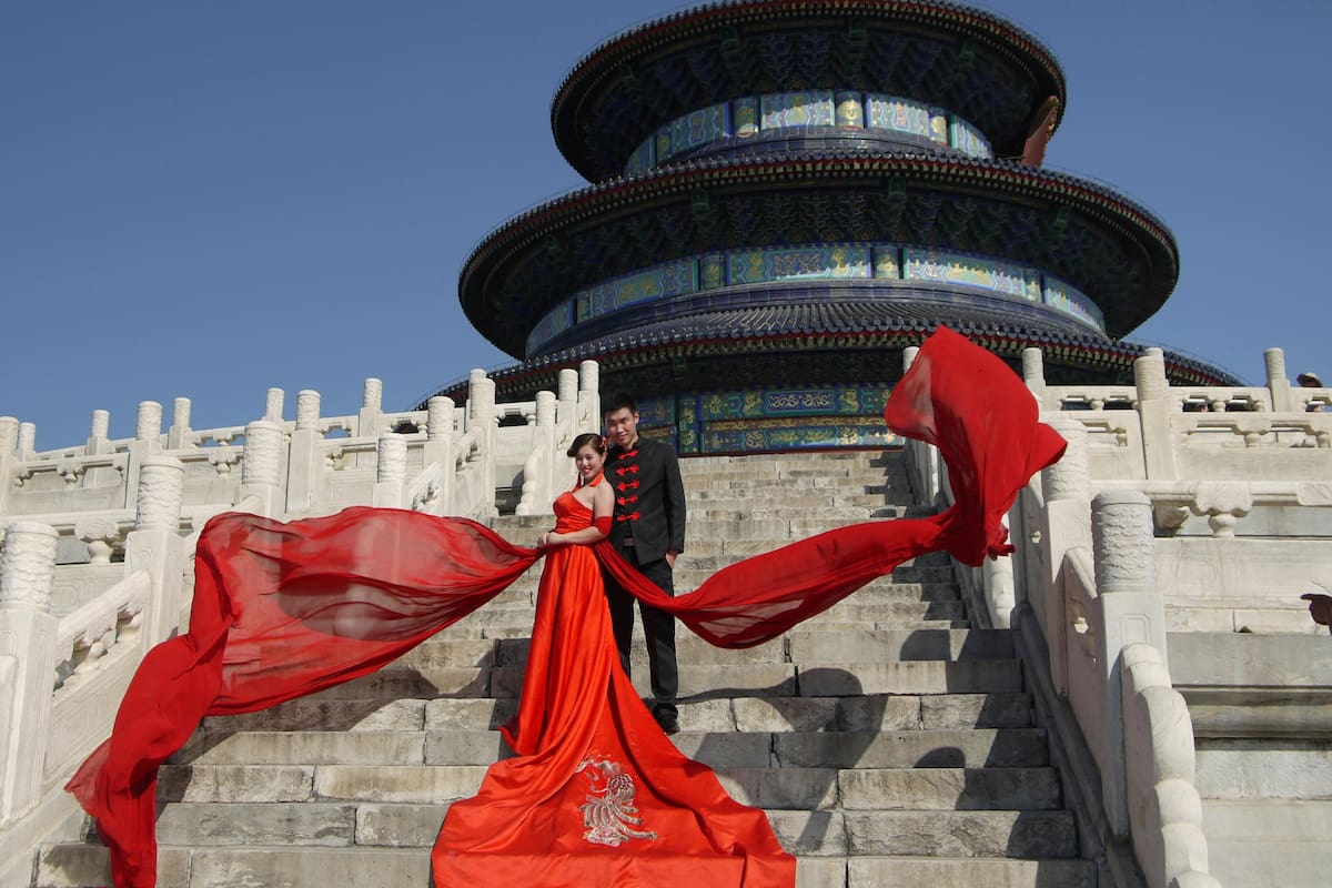 Empresa en China forzaba a empleados a casarse bajo amenaza de despido.
