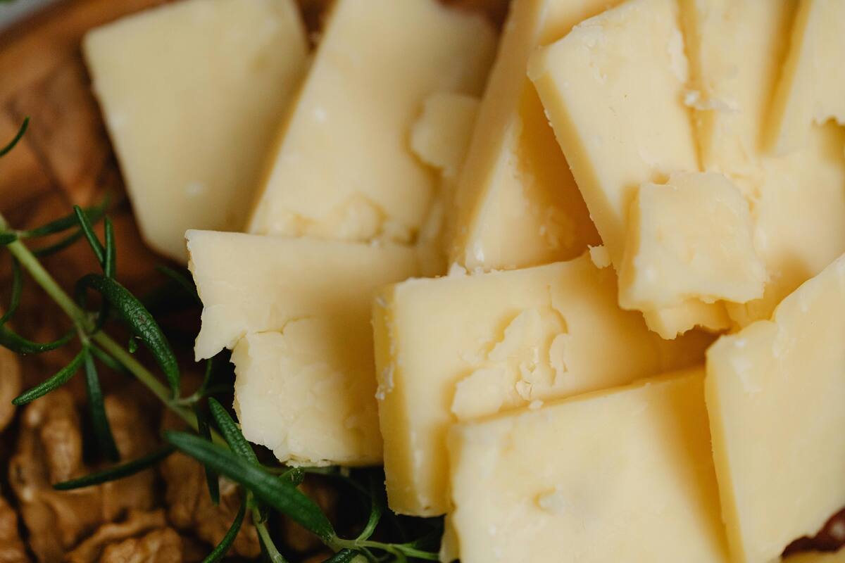 Alerta por bacteria en queso colombiano: autoridades ordenan su retiro