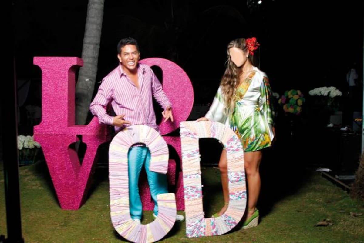 Imágenes de la fiesta de alias Fritanga ofrecida durante su luna de miel. Junto a él su esposa, Diana Lucía Salazar, conocida como ‘la paisa’. COLPRENSA