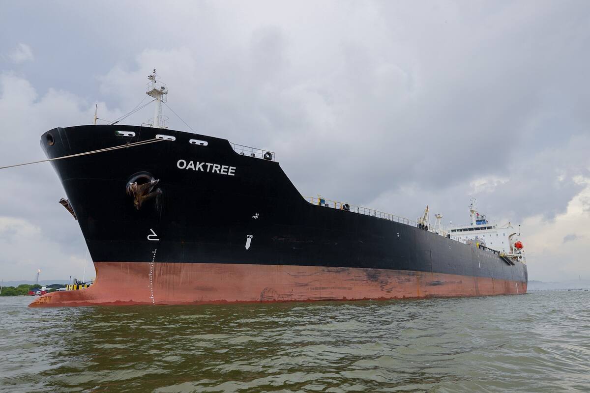 En la embarcación Oaktree llegaron los 100 mil barriles de combustibles de aviación a la Refinería de Cartagena. // Cortesía.