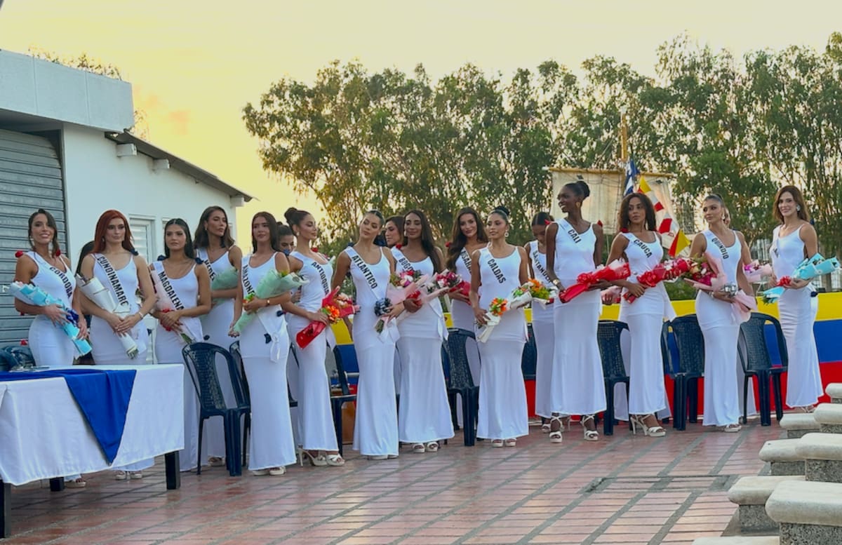 Las candidatas a Miss Universe Colombia luego de recibir las cintas que las distinguirán desde hoy hasta el día de la coronación de Miss Universe Colombia 2026.//El Universal.