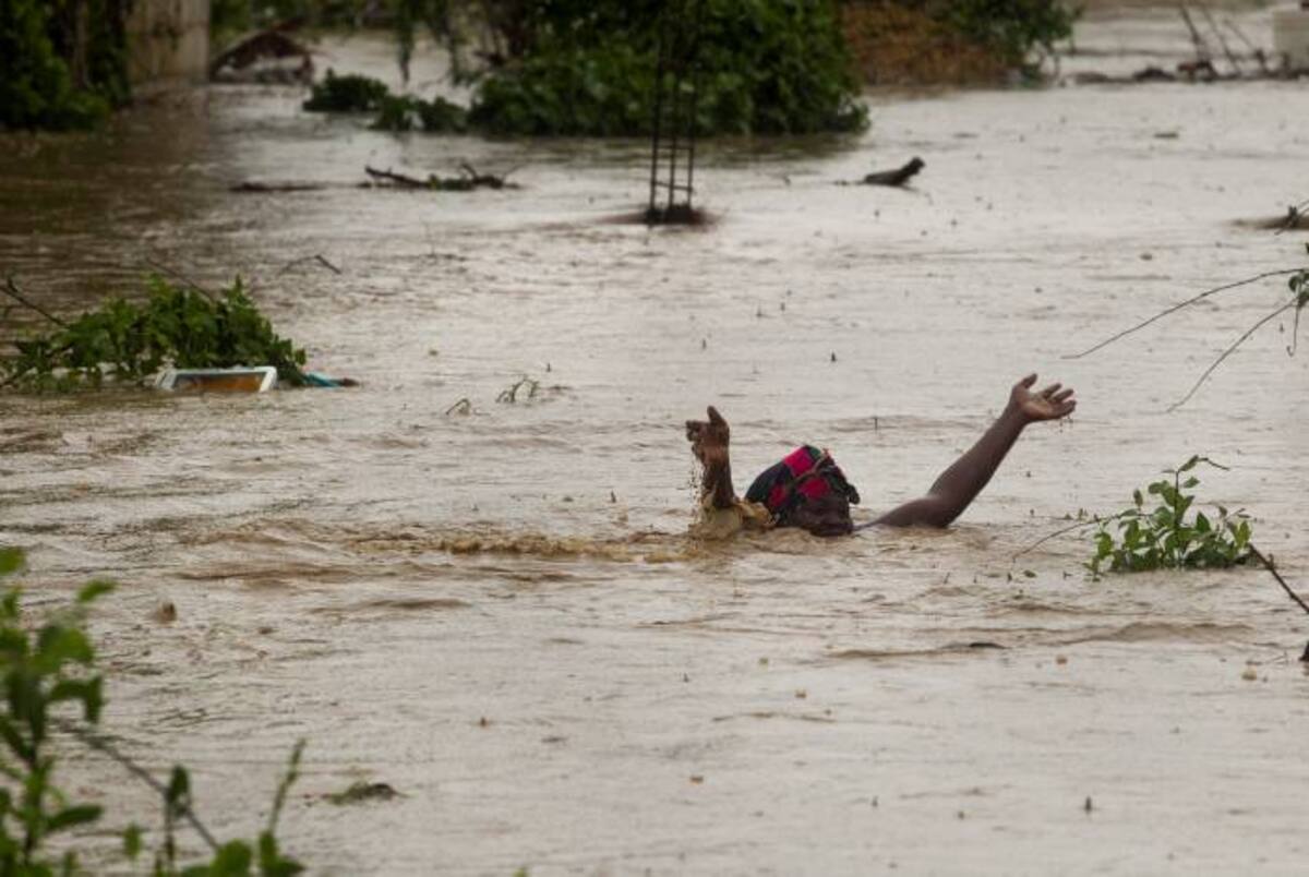Alrededor de 300 casas sufrieron daños y 20 más fueron destruidas en una población cercana a la capital haitiana, según informó un parlamentario. tormenta tropical isaac causó daños en Haití