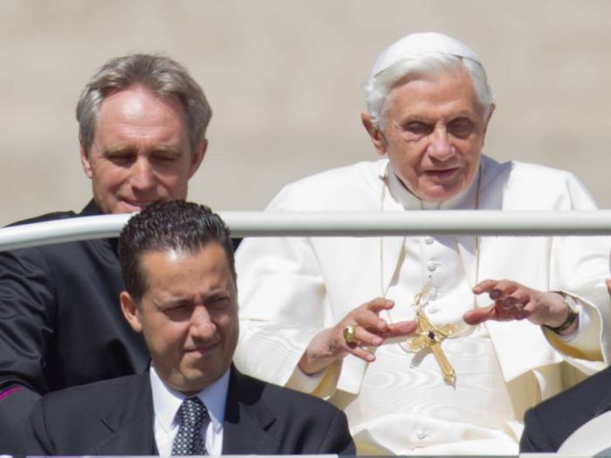 El Papa Benedicto XVI, acompañado por su secretario privado, Georg Gaenswein (arriba a la izquierda) y su mayordomo Paolo Gabiele. AP Andrew Medichini